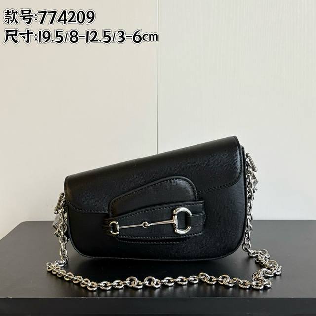 实拍# 款号:774209 尺寸:19.5 8-12 3-6Cm 1955马鞍歪头系列 小号 多了几分趣味和可爱 大小马衔扣带插扣设计 配2条肩带 自由搭配 实拍# 款号:774209 尺寸:19.5 8-12 3-6Cm 1955马鞍歪头系列 小号 多了几分趣味和可爱 大小马衔扣带插扣设计 配2条肩带 自由搭配