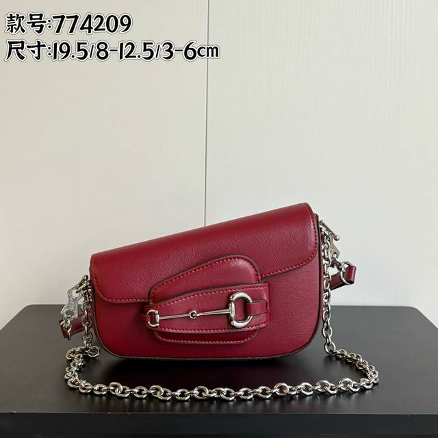 实拍# 款号：774209 尺寸：19.5 8-12 3-6Cm 1955马鞍歪头系列 小号 多了几分趣味和可爱 大小马衔扣带插扣设计 配2条肩带 自由搭配