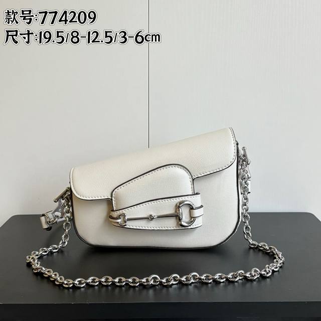 实拍# 款号：774209 尺寸：19.5 8-12 3-6Cm 1955马鞍歪头系列 小号 多了几分趣味和可爱 大小马衔扣带插扣设计 配2条肩带 自由搭配