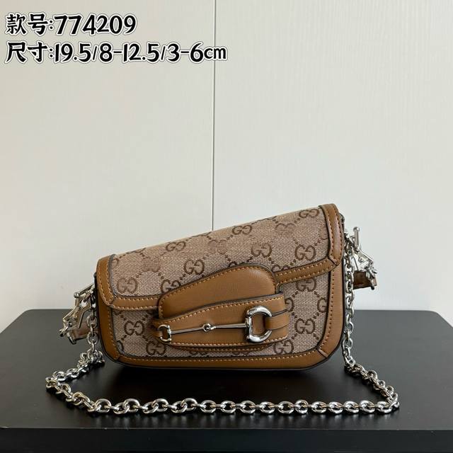 实拍# 款号:774209 尺寸:19.5 8-12 3-6Cm 1955马鞍歪头系列 小号 多了几分趣味和可爱 大小马衔扣带插扣设计 配2条肩带 自由搭配 实拍# 款号:774209 尺寸:19.5 8-12 3-6Cm 1955马鞍歪头系列 小号 多了几分趣味和可爱 大小马衔扣带插扣设计 配2条肩带 自由搭配