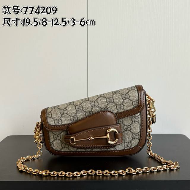 实拍# 款号：774209 尺寸：19.5 8-12 3-6Cm 1955马鞍歪头系列 小号 多了几分趣味和可爱 大小马衔扣带插扣设计 配2条肩带 自由搭配