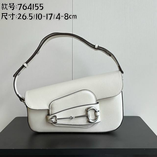 实拍# 款号：764155 尺寸：26.5 10-17 4-8Cm 1955马鞍歪头系列 多了几分趣味和可爱 大小马衔扣带插扣设计 肩带可以调节长短 内里有一个