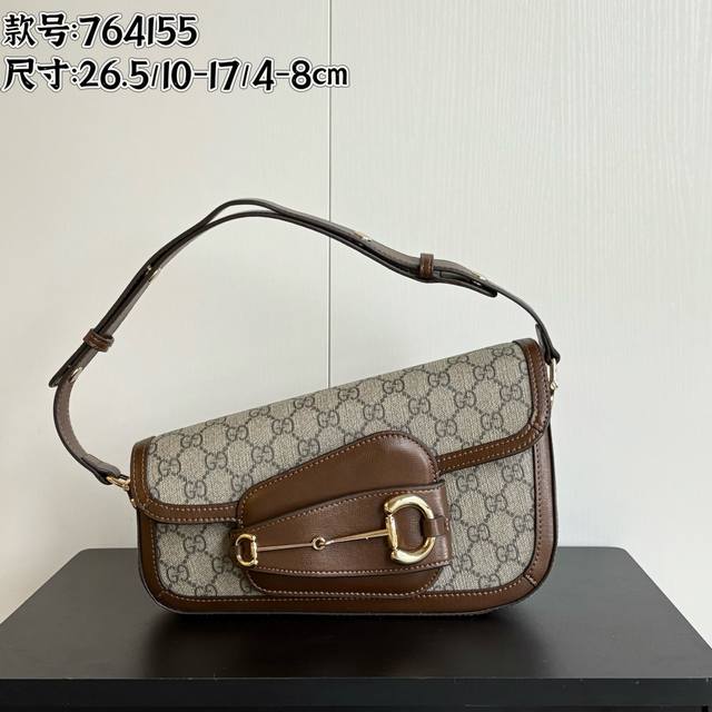 实拍# 款号：764155 尺寸：26.5 10-17 4-8Cm 1955马鞍歪头系列 多了几分趣味和可爱 大小马衔扣带插扣设计 肩带可以调节长短 内里有一个