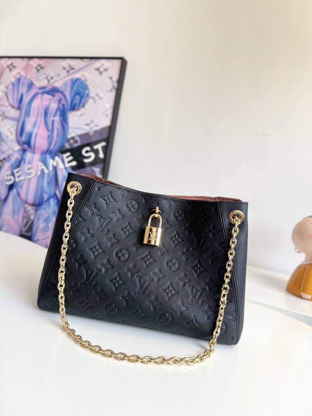 163动态芯片配专柜包装』 海外原单M14414独家实拍！本款 Anytime 小号手袋回溯诞生于 1988 年的 Promenade 手袋，以摩登笔触打造昼夜