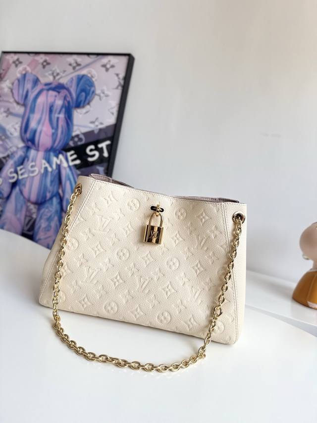 163动态芯片配专柜包装』 海外原单M14659独家实拍！本款 Anytime 小号手袋回溯诞生于 1988 年的 Promenade 手袋，以摩登笔触打造昼夜