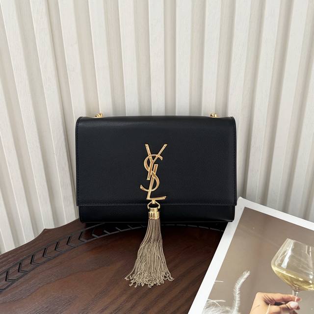 全套包装！Kate小号链条包，采用顶级进口头层鱼子酱牛皮，非常耐磨原版开模定制五金，经典百搭，永不过时款式。型号377628球纹，尺寸：20 14.5 4.5C