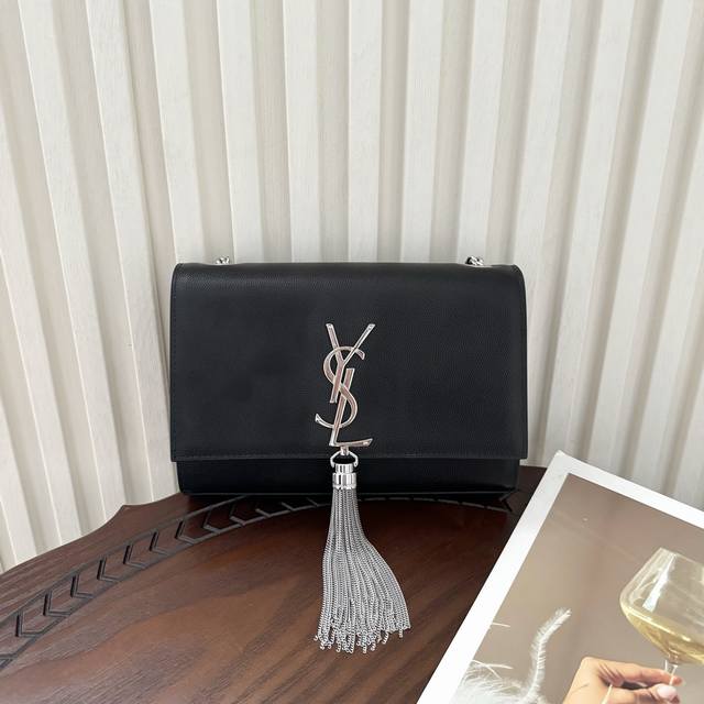 全套包装!Kate小号链条包,采用顶级进口头层鱼子酱牛皮,非常耐磨原版开模定制五金,经典百搭,永不过时款式。型号377628球纹,尺寸:20 14.5 4.5C 全套包装!Kate小号链条包,采用顶级进口头层鱼子酱牛皮,非常耐磨原版开模定制五金,经典百搭,永不过时款式。型号377628球纹,尺寸:20 14.5 4.5C