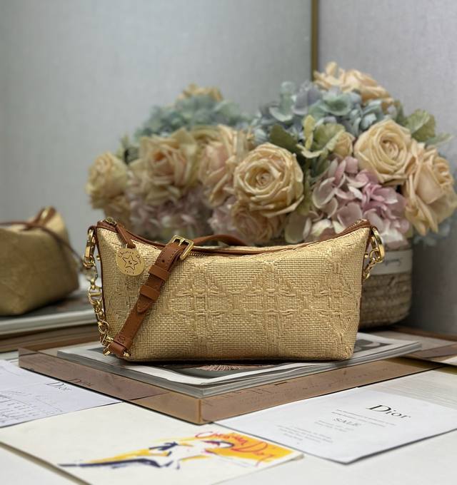 顶级原单Diorstarhobo 链条手袋 棕草席 这款 Diorstar Hobo 链条手袋是二零二四春夏成衣系列新品,造型时尚,设计实用。采用棕色牛皮革搭配 顶级原单Diorstarhobo 链条手袋 棕草席 这款 Diorstar Hobo 链条手袋是二零二四春夏成衣系列新品,造型时尚,设计实用。采用棕色牛皮革搭配