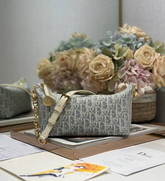 顶级原单Diorstarhobo 链条手袋 灰D布 这款 Diorstar Hobo 链条手袋是二零二四春夏成衣系列新品,造型时尚,设计实用。采用米白色牛皮革搭 顶级原单Diorstarhobo 链条手袋 灰D布 这款 Diorstar Hobo 链条手袋是二零二四春夏成衣系列新品,造型时尚,设计实用。采用米白色牛皮革搭