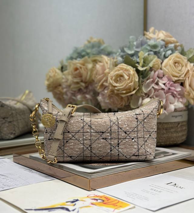 顶级原单Diorstarhobo 链条手袋 杏粗花布 这款 Diorstar Hobo 链条手袋是二零二四春夏成衣系列新品,造型时尚,设计实用。采用杏色牛皮革搭 顶级原单Diorstarhobo 链条手袋 杏粗花布 这款 Diorstar Hobo 链条手袋是二零二四春夏成衣系列新品,造型时尚,设计实用。采用杏色牛皮革搭