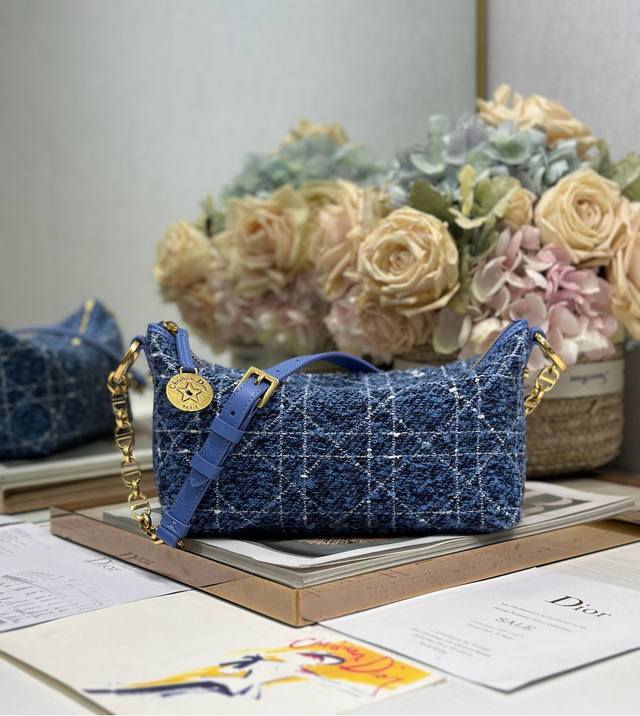 顶级原单Diorstarhobo 链条手袋 蓝粗花布 这款 Diorstar Hobo 链条手袋是二零二四春夏成衣系列新品,造型时尚,设计实用。采用蓝色牛皮革搭 顶级原单Diorstarhobo 链条手袋 蓝粗花布 这款 Diorstar Hobo 链条手袋是二零二四春夏成衣系列新品,造型时尚,设计实用。采用蓝色牛皮革搭