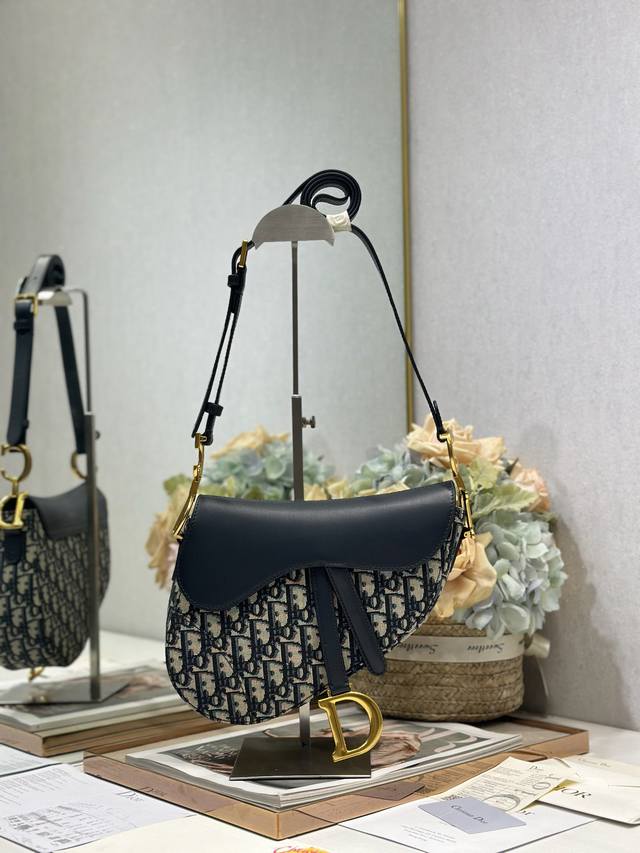 顶级原单中号 Soft Saddle 马鞍包 附肩带 蓝布 这款 Soft Saddle 马鞍包重新诠释 Dior 经典设计，打造柔软的版本。采用蓝色 Obli