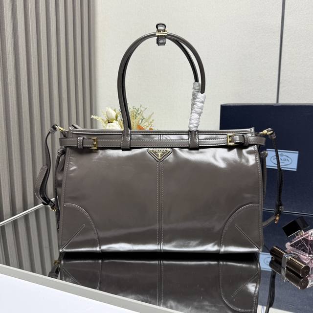 正品级 顶级原单 Lussolf油腊皮1Ba433大号这款手提斜挎包采用进口油腊皮，油亮的色泽散发出古典气息，配有一条可拆卸调节的长肩带，方便不同场合搭配，容量