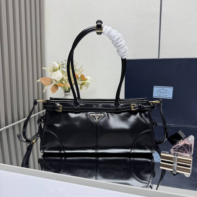 正品级 顶级原单 新款邹漆皮 Lussolf邹漆皮1Ba426小号这款手提斜挎包采用进口邹漆皮，油亮的色泽散发出古典气息，配有一条可拆卸调节的长肩带，方便不同场