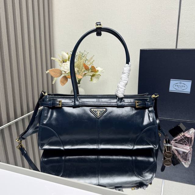 正品级 顶级原单 小号1Ba426 长手腕 Lussolf油腊皮1Ba426小号这款手提斜挎包采用进口油腊皮，油亮的色泽散发出古典气息，配有一条可拆卸调节的长肩