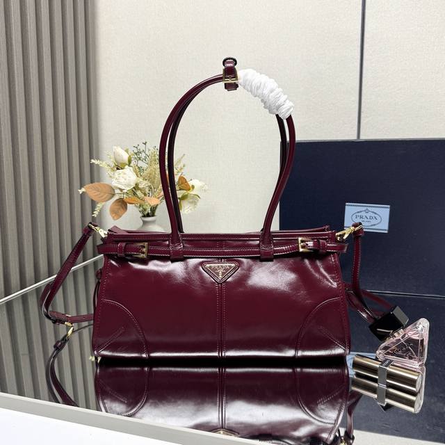 正品级 顶级原单 小号1Ba426 长手腕 Lussolf油腊皮1Ba426小号这款手提斜挎包采用进口油腊皮，油亮的色泽散发出古典气息，配有一条可拆卸调节的长肩