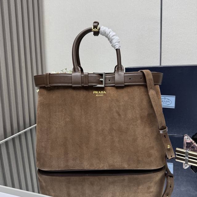 正品级 顶级原单 新款 磨砂皮大号38Cm 1Ba416大皮带到货啦 全新Doublebag中号购物袋Double系列进口鹿纹牛皮，内里配全羊皮优雅简洁的包身设