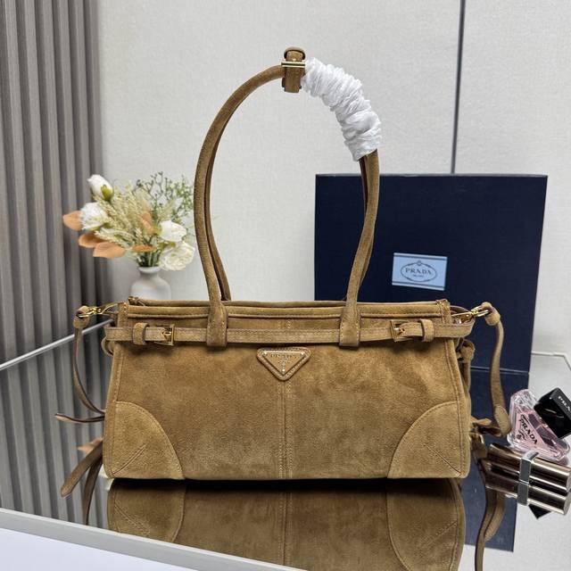 正品级 顶级原单 小号磨砂皮 1Ba426 长手腕 Lussolf磨砂皮1Ba426小号这款手提斜挎包采用进口磨砂皮，油亮的色泽散发出古典气息，配有一条可拆卸调