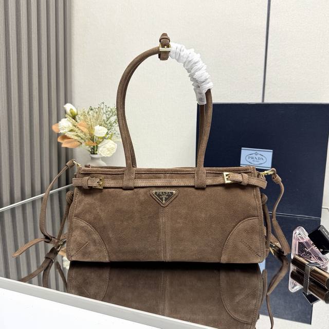 正品级 顶级原单 小号磨砂皮 1Ba426 长手腕 Lussolf磨砂皮1Ba426小号这款手提斜挎包采用进口磨砂皮，油亮的色泽散发出古典气息，配有一条可拆卸调