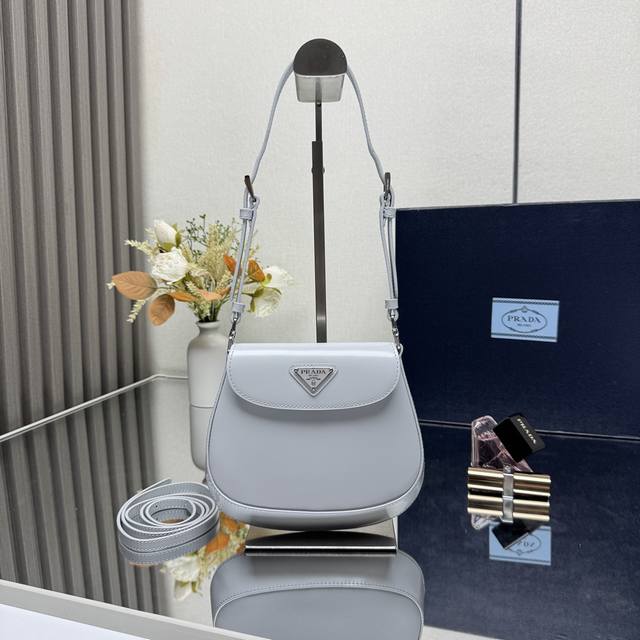 正品级 顶级原单 迷你号 1Bh188Cleo系列手袋重释品牌标志性的典藏设计,见证古典主义和未来主义的融合。这款弧形迷你单肩包线条简约时尚,底部和侧面别致的倾 正品级 顶级原单 迷你号 1Bh188Cleo系列手袋重释品牌标志性的典藏设计,见证古典主义和未来主义的融合。这款弧形迷你单肩包线条简约时尚,底部和侧面别致的倾