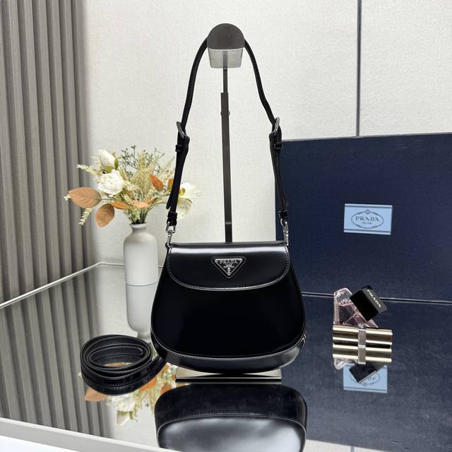 正品级 顶级原单 迷你号 1Bh188Cleo系列手袋重释品牌标志性的典藏设计，见证古典主义和未来主义的融合。这款弧形迷你单肩包线条简约时尚，底部和侧面别致的倾