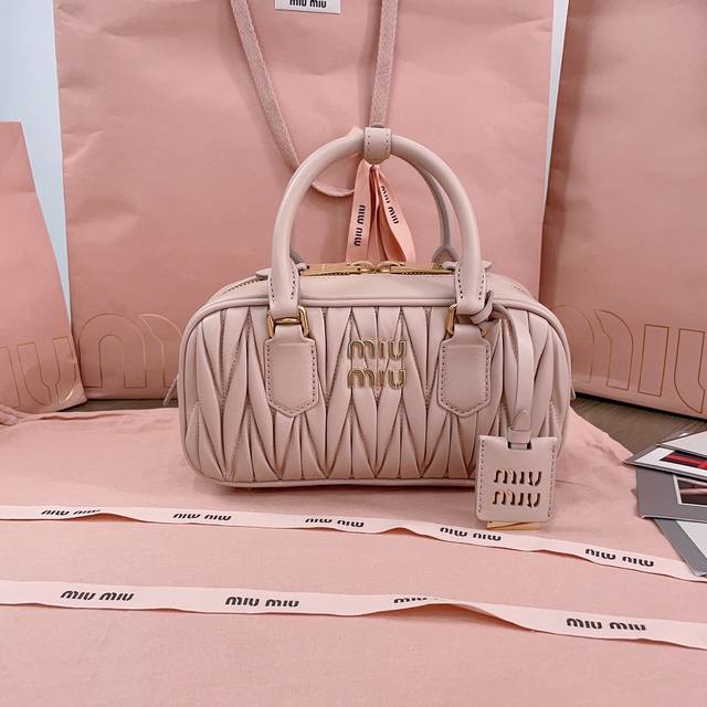 正品级 新版本：5Bb142，M家新款保龄球包包，官网主推，今年绝对爆款式，顶级进口小羊皮，Miu家独具风格Matelasse图案，包身精致立体有型，正面刻字徽