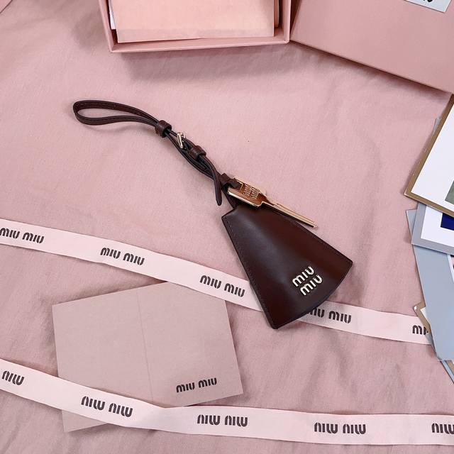 正品级 5Dn003:Miu M耳机小挂饰，今年 Miu M包包主题就是＂满＂，从编绳，耳机到钥匙，核心灵魂就是＂万物皆可挂件＂，主打从包里满到包外，包带上挂上