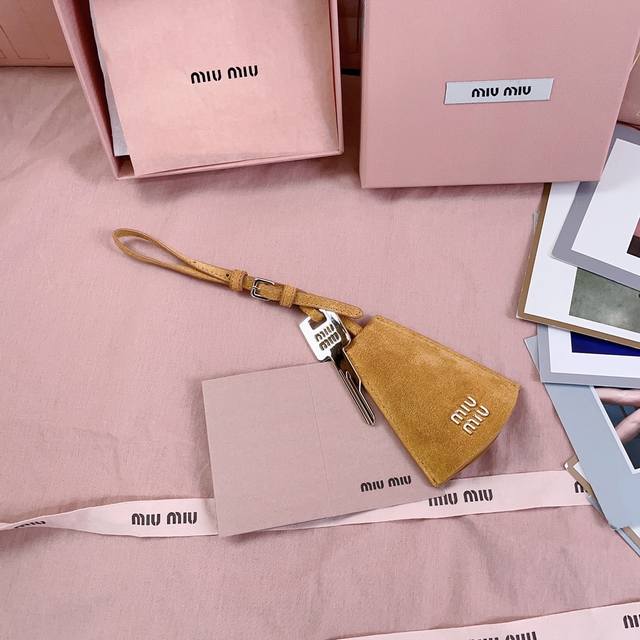 正品级 5Dn003:Miu M耳机小挂饰，今年 Miu M包包主题就是＂满＂，从编绳，耳机到钥匙，核心灵魂就是＂万物皆可挂件＂，主打从包里满到包外，包带上挂上