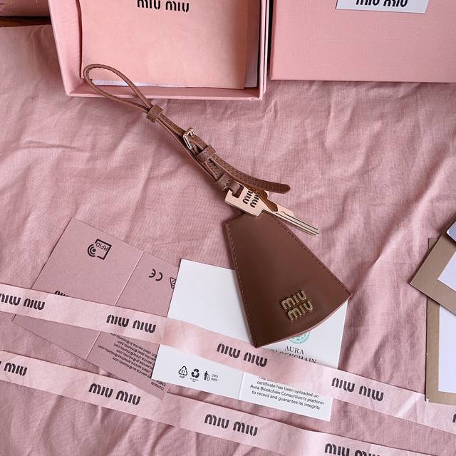 正品级 5Dn003:Miu M耳机小挂饰,今年 Miu M包包主题就是"满",从编绳,耳机到钥匙,核心灵魂就是"万物皆可挂件",主打从包里满到包外,包带上挂上 正品级 5Dn003:Miu M耳机小挂饰,今年 Miu M包包主题就是"满",从编绳,耳机到钥匙,核心灵魂就是"万物皆可挂件",主打从包里满到包外,包带上挂上