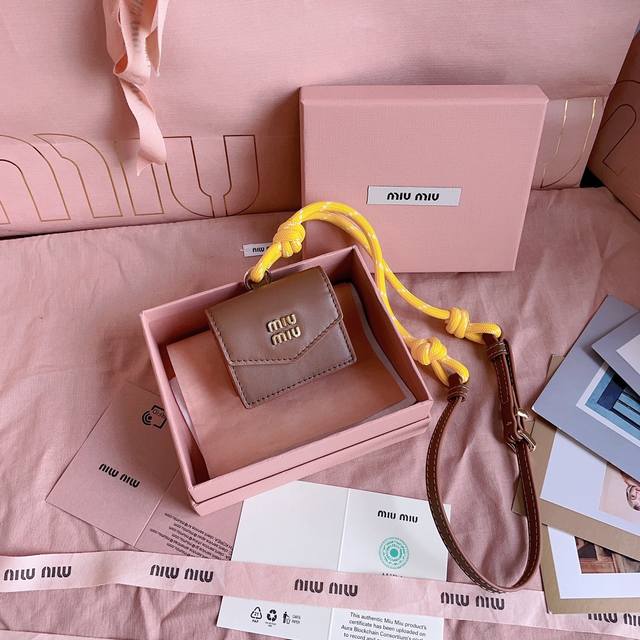 正品级 5Dn002:Miu M耳机小挂饰,今年 Miu M包包主题就是"满",从编绳,耳机到钥匙,核心灵魂就是"万物皆可挂件",主打从包里满到包外,包带上挂上 正品级 5Dn002:Miu M耳机小挂饰,今年 Miu M包包主题就是"满",从编绳,耳机到钥匙,核心灵魂就是"万物皆可挂件",主打从包里满到包外,包带上挂上