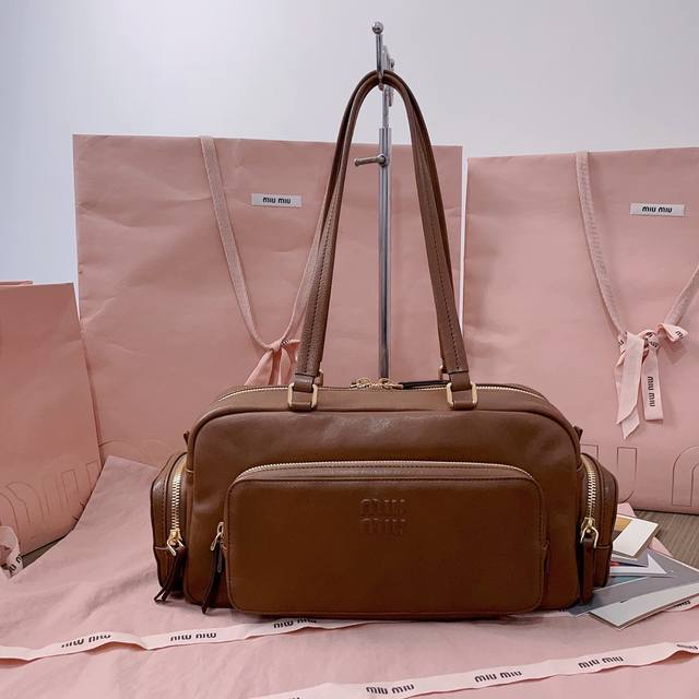 正品级 5Bb175，Miu新品特色款式中古机车包，超重工制做，采用柔软水洗Nappa皮革版本进一步升华，呈现百搭复古风格，多口袋元素与精美的五金配件彰显质感与