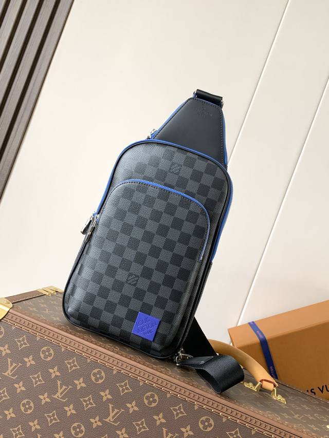 正品级 N00086 顶级原单 变码芯片163C Avenue 单肩包 Damier Graphite帆布面料的Avenue单肩包是都市生活的完美伴侣:小巧而时 正品级 N00086 顶级原单 变码芯片163C Avenue 单肩包 Damier Graphite帆布面料的Avenue单肩包是都市生活的完美伴侣:小巧而时