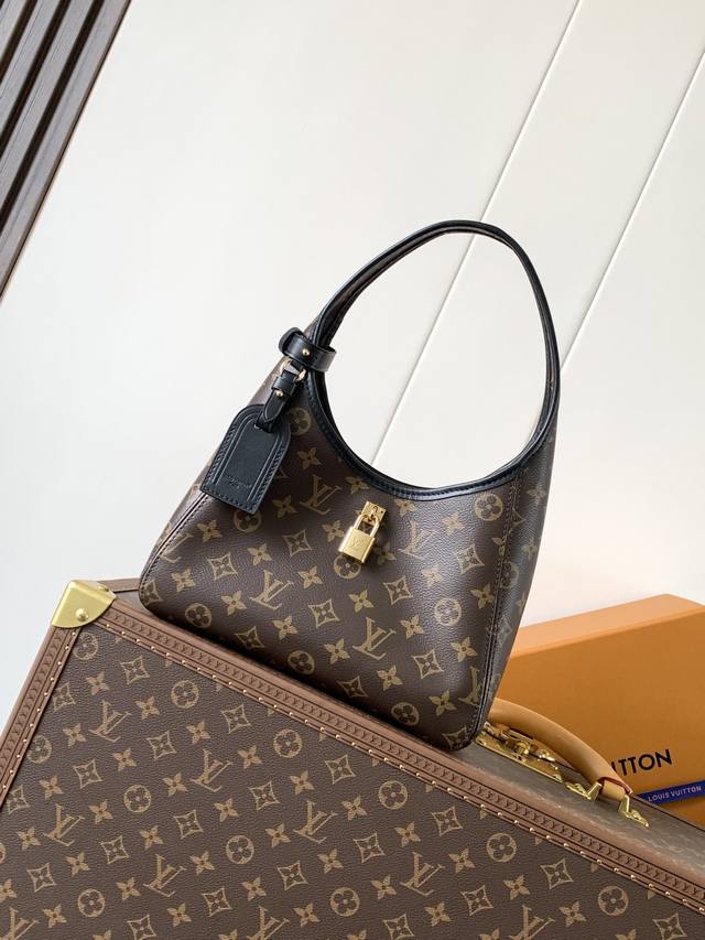 正品级 顶级原单，变码芯片M12940 本款 The Drop 小号手袋向 2018 年问世的 Flower Hobo 手袋汲取灵感，以经典 Monogram