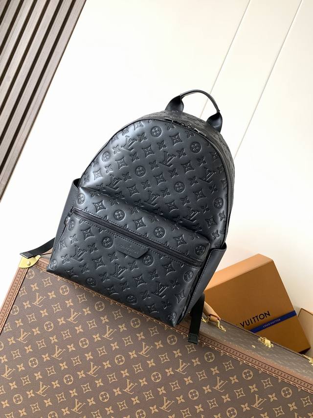 正品级 M46553黑压 顶级原单 变码芯片163C 本款 Discovery 双肩包以 Monogram 压纹牛皮革塑造柔软贴身构型，辅以金属件的沉稳气息。外