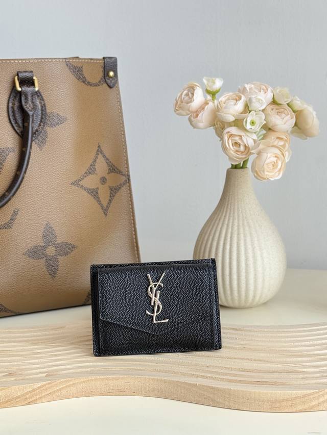 ysl卡包-新款Saint Laurent 背景升级中 可放3-4张卡片 新品零钱卡包 采用进口球纹牛皮 。 金属Logo 正面翻盖式卡包 背面多卡位设计。一个