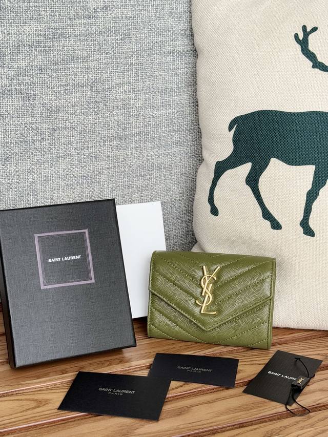 saint Laurent -Ysl两折短夹钱包 卡包 正版开发 进口小牛皮压牛皮鱼子酱 采用进口牛皮配独制五金 内里四个卡位原单品质、颜色如图 、零钱包 型号 saint Laurent -Ysl两折短夹钱包 卡包 正版开发 进口小牛皮压牛皮鱼子酱 采用进口牛皮配独制五金 内里四个卡位原单品质、颜色如图 、零钱包 型号