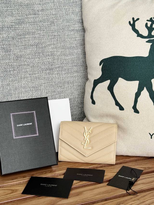 saint Laurent -Ysl两折短夹钱包 卡包 正版开发 进口小牛皮压牛皮鱼子酱 采用进口牛皮配独制五金 内里四个卡位原单品质、颜色如图 、零钱包 型号