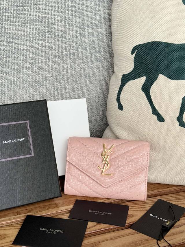 saint Laurent -Ysl两折短夹钱包 卡包 正版开发 进口小牛皮压牛皮鱼子酱 采用进口牛皮配独制五金 内里四个卡位原单品质、颜色如图 、零钱包 型号