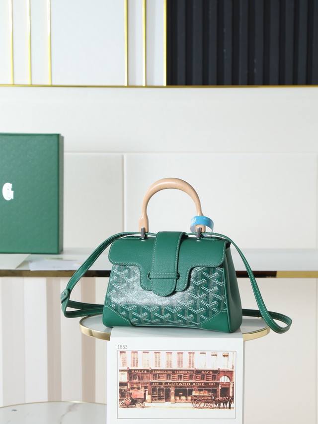 原厂皮 特级品质 原厂货 全新升级Goyard Saigon 小号包。外进口小牛搭配对版戈雅料内里 也是进口小牛, 手柄是实木制作,Saigon包是Goyar之 原厂皮 特级品质 原厂货 全新升级Goyard Saigon 小号包。外进口小牛搭配对版戈雅料内里 也是进口小牛, 手柄是实木制作,Saigon包是Goyar之