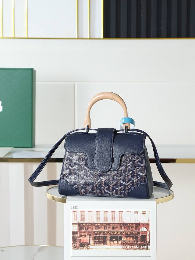 原厂皮 特级品质 原厂货 全新升级Goyard Saigon 小号包。外进口小牛搭配对版戈雅料内里 也是进口小牛， 手柄是实木制作，Saigon包是Goyar之