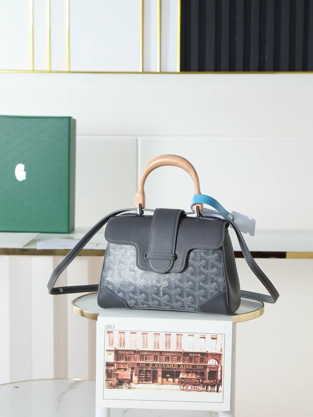 原厂皮 特级品质 原厂货 全新升级Goyard Saigon 小号包。外进口小牛搭配对版戈雅料内里 也是进口小牛， 手柄是实木制作，Saigon包是Goyar之