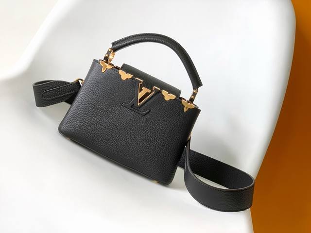 m56669黑色 M24567灰色 顶级原单 原厂皮 M56071此款 Capucines 迷你手袋由 Taurillon 皮革制成,顶部饰有 Monogram m56669黑色 M24567灰色 顶级原单 原厂皮 M56071此款 Capucines 迷你手袋由 Taurillon 皮革制成,顶部饰有 Monogram