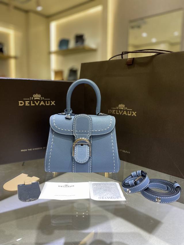delvaux太平洋蓝外缝线 Mini Delvaux 春夏系列 诞生于1958年的经典款型是Delvaux之家的象征。以RodéOcalf粒纹小牛皮打造的Br