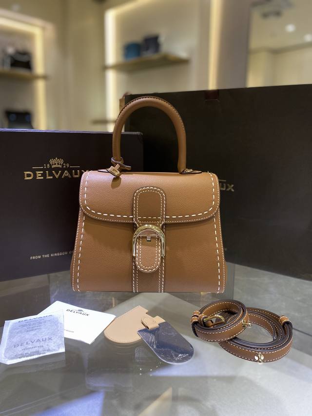 delvaux焦糖外缝线全新Pm Delvaux 春夏系列 诞生于1958年的经典款型是Delvaux之家的象征。以RodéOcalf粒纹小牛皮打造的Brill