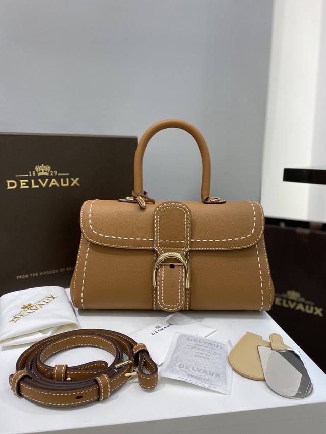 delvaux Brillant 外缝焦糖 比利时皇家御用品牌，低调奢华，半手缝蜡线工艺。 配套可调节肩带，镜子，D牌。羊皮内里～ 尺寸：28Cm
