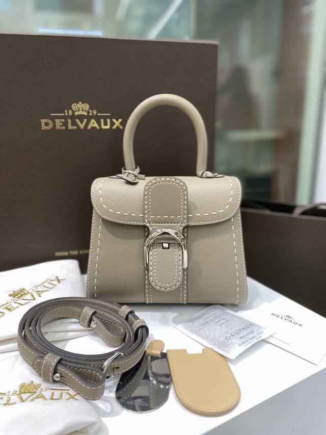 delvaux Brillant 外缝奶灰色 比利时皇家御用品牌，低调奢华，半手缝蜡线工艺。 配套可调节肩带，镜子，D牌。羊皮内里～ 尺寸：20Cm