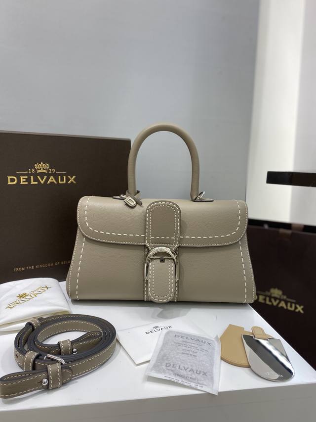 delvaux Brillant 外缝奶灰色 比利时皇家御用品牌,低调奢华,半手缝蜡线工艺。 配套可调节肩带,镜子,D牌。羊皮内里~ 尺寸:28Cm delvaux Brillant 外缝奶灰色 比利时皇家御用品牌,低调奢华,半手缝蜡线工艺。 配套可调节肩带,镜子,D牌。羊皮内里~ 尺寸:28Cm