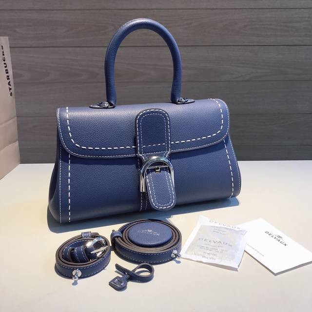 de Lvaux Brillant Togo皮手缝蜡线 其繁琐的工艺和粗旷的手缝线经由十年匠工出品 配套可调节肩带，镜子及小挂饰。羊皮内里～ 尺寸：28*12*