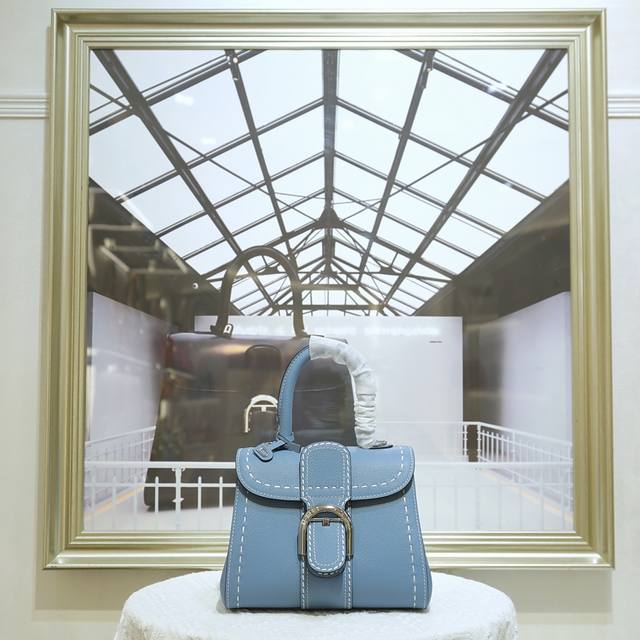外缝线太平洋蓝色 新色来袭迷你小号 德尔沃Delvaux 贵妇品牌Brillant 包袋 选用经典Surpiqué RodéO Calf小牛皮，搭配 标志性D字
