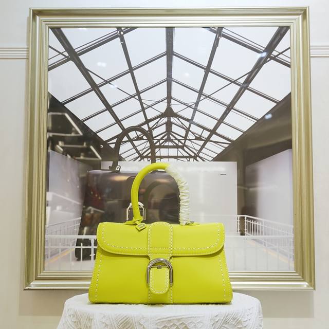 外缝线清新茴香绿Ew横版 德尔沃始于1829年 比利时奢华皮具世家Delvaux 经典Brillant 包袋！选用RodéO Calf粒纹小牛皮，标志性的 D